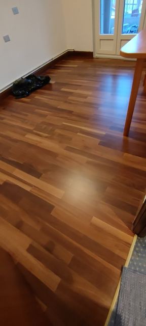 Tarima de madera rojiza barnizada, vista de cerca