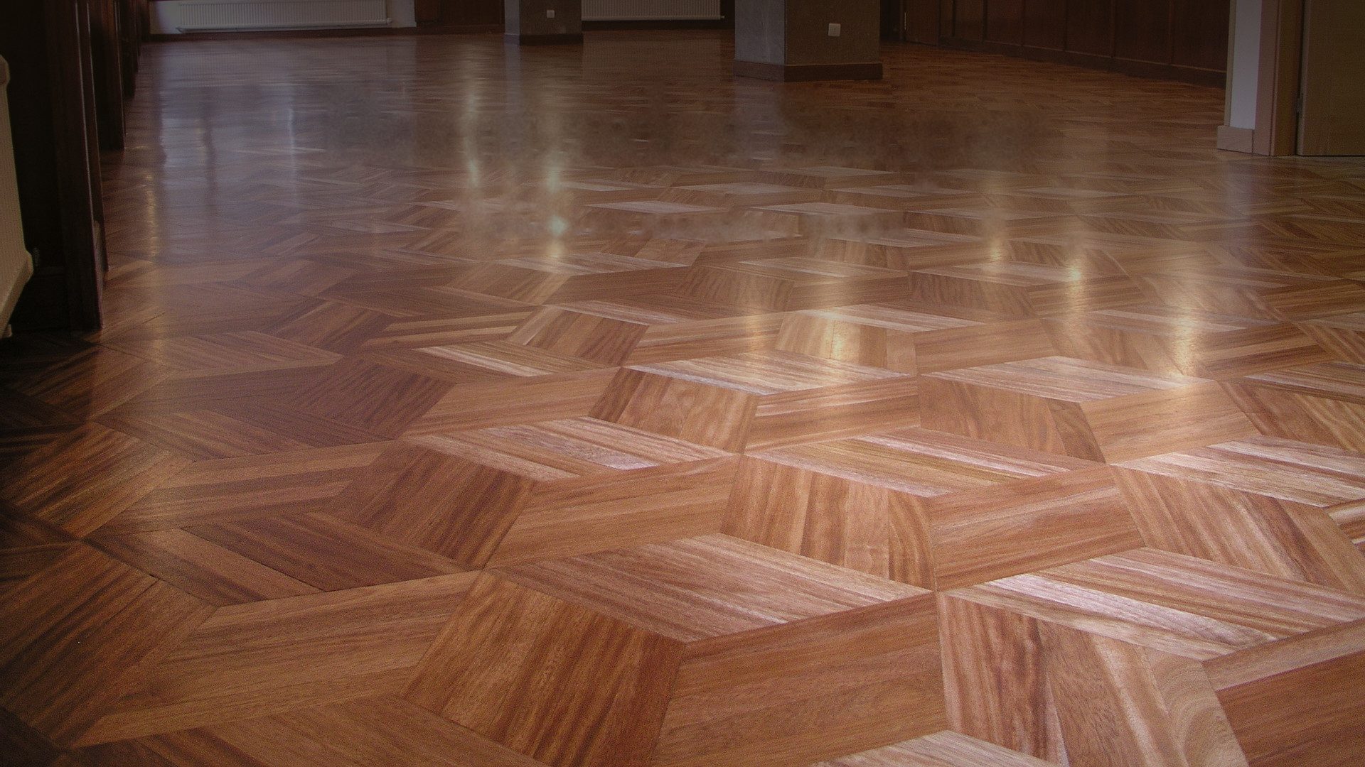 Parquet de madera con dibujo geométrico, lijado y barnizado por Barnizados Suepar
