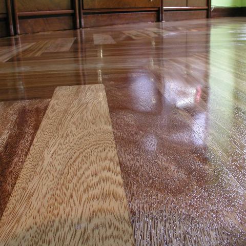 Suelo de elondo lijado y barnizado (foto 2 de 3)