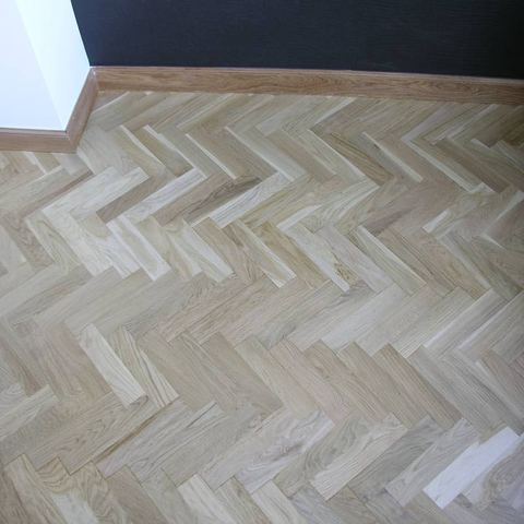 Suelo de roble lijado y barnizado (foto 1 de 3)