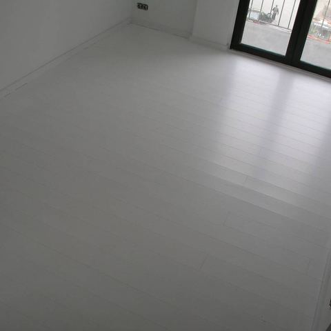 Suelo de roble blanco lijado y barnizado
