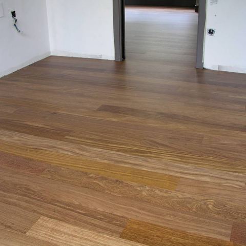 Suelo de sucupira lijado y barnizado (foto 2 de 3)
