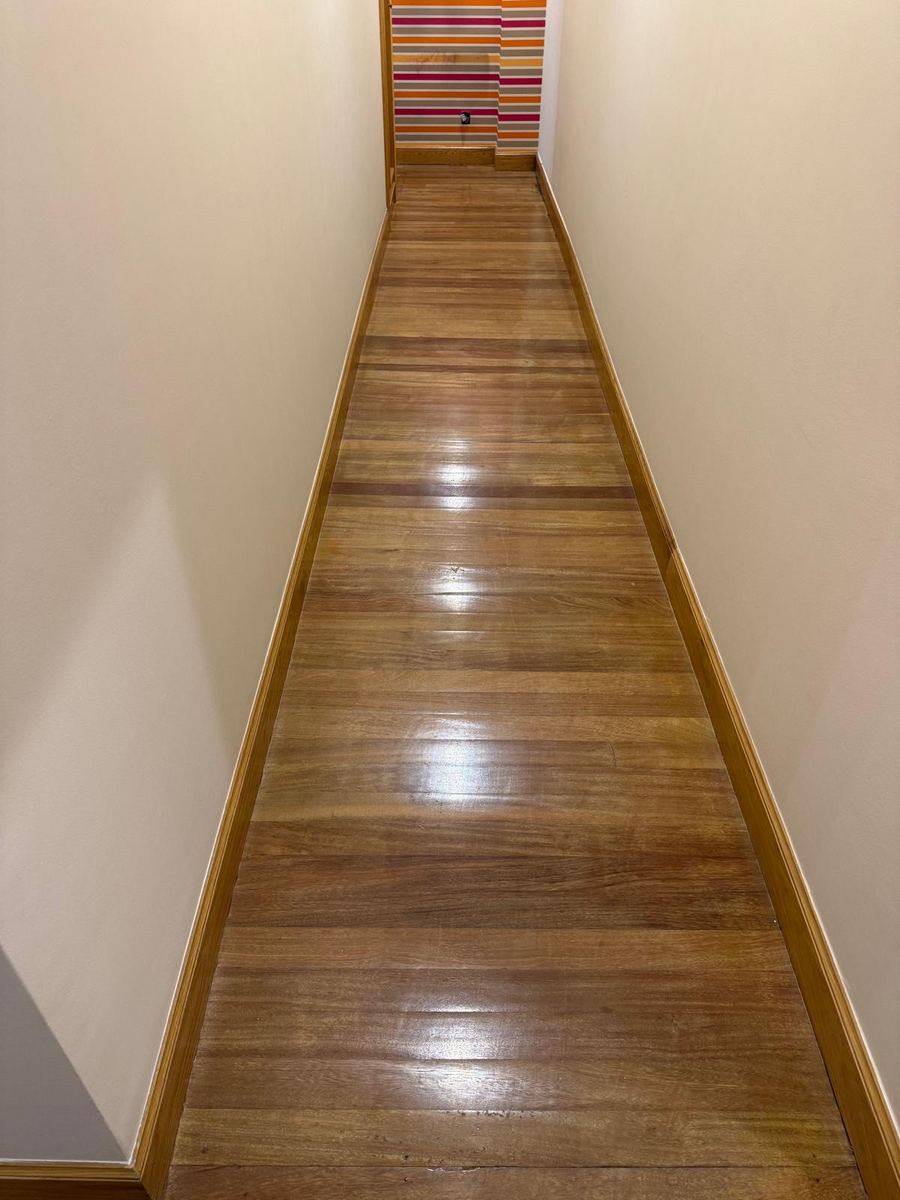 Suelo de madera de un pasillo, antes del trabajo