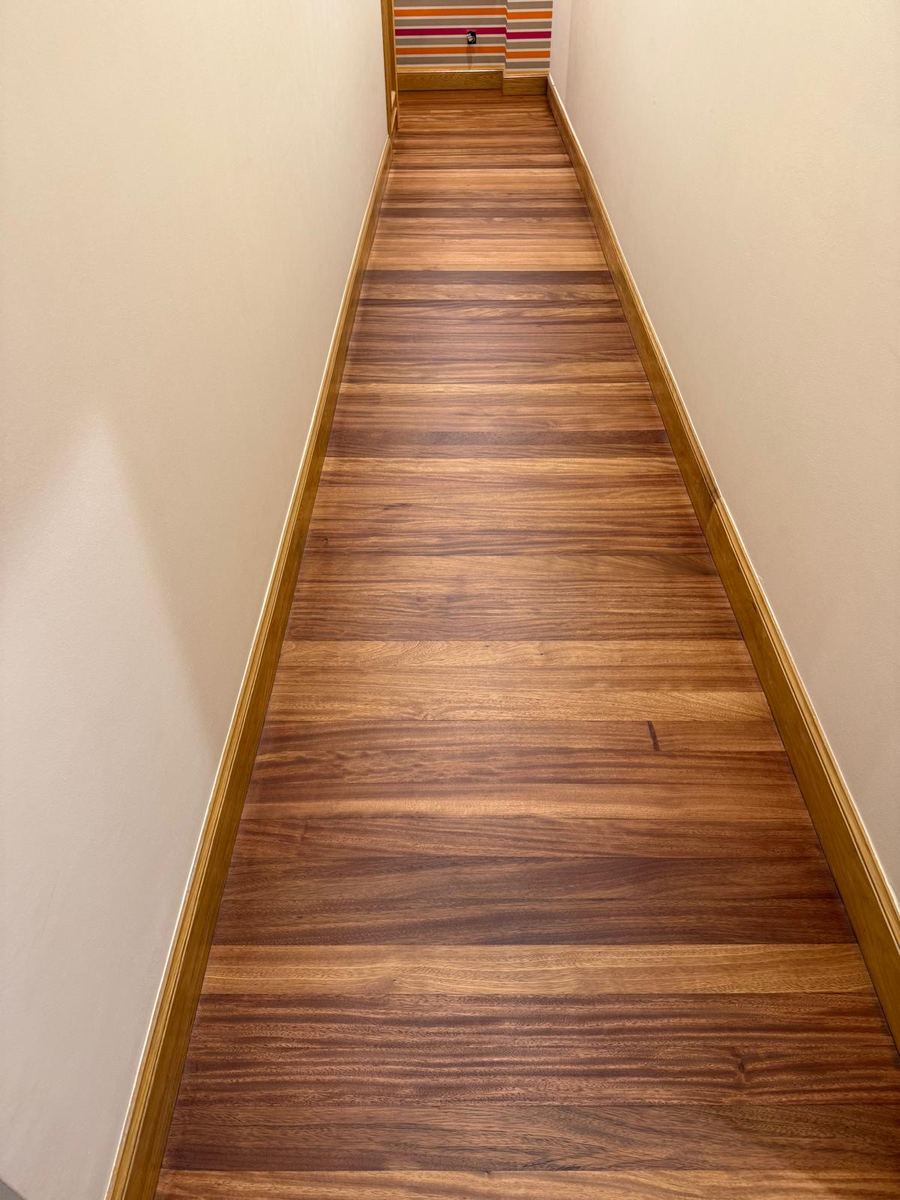 Suelo de madera del mismo pasillo, después del trabajo