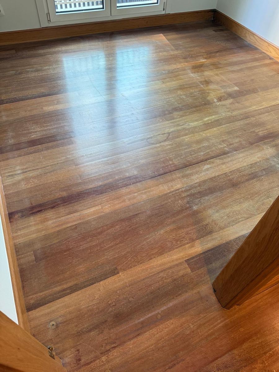 Suelo de madera de una habitación, antes del trabajo