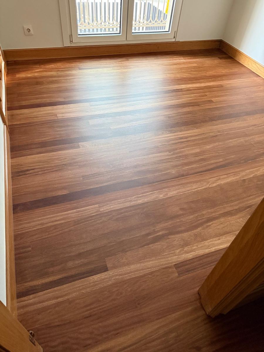 Suelo de madera de la misma habitación, después del trabajo